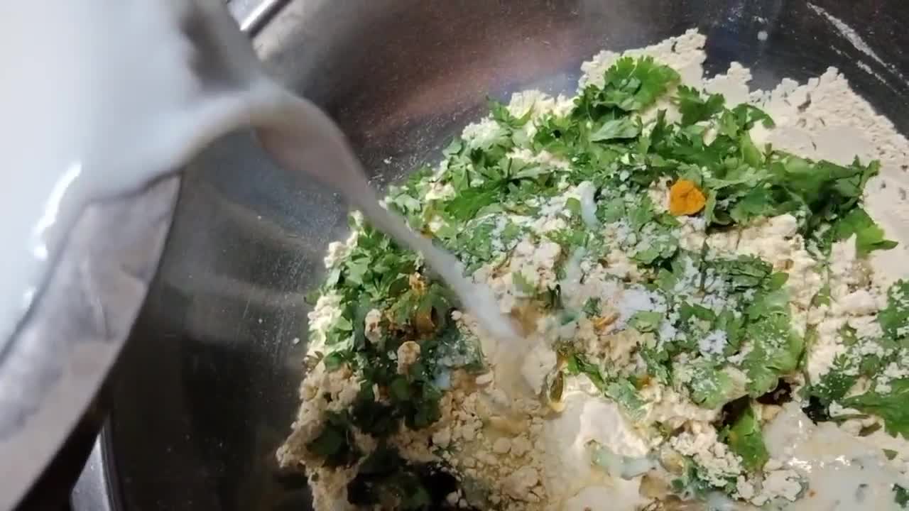 કોથમીર વડી (Kothmir Vadi Recipe In Gujarati) રેસીપી સ્ટેપ2ફોટો