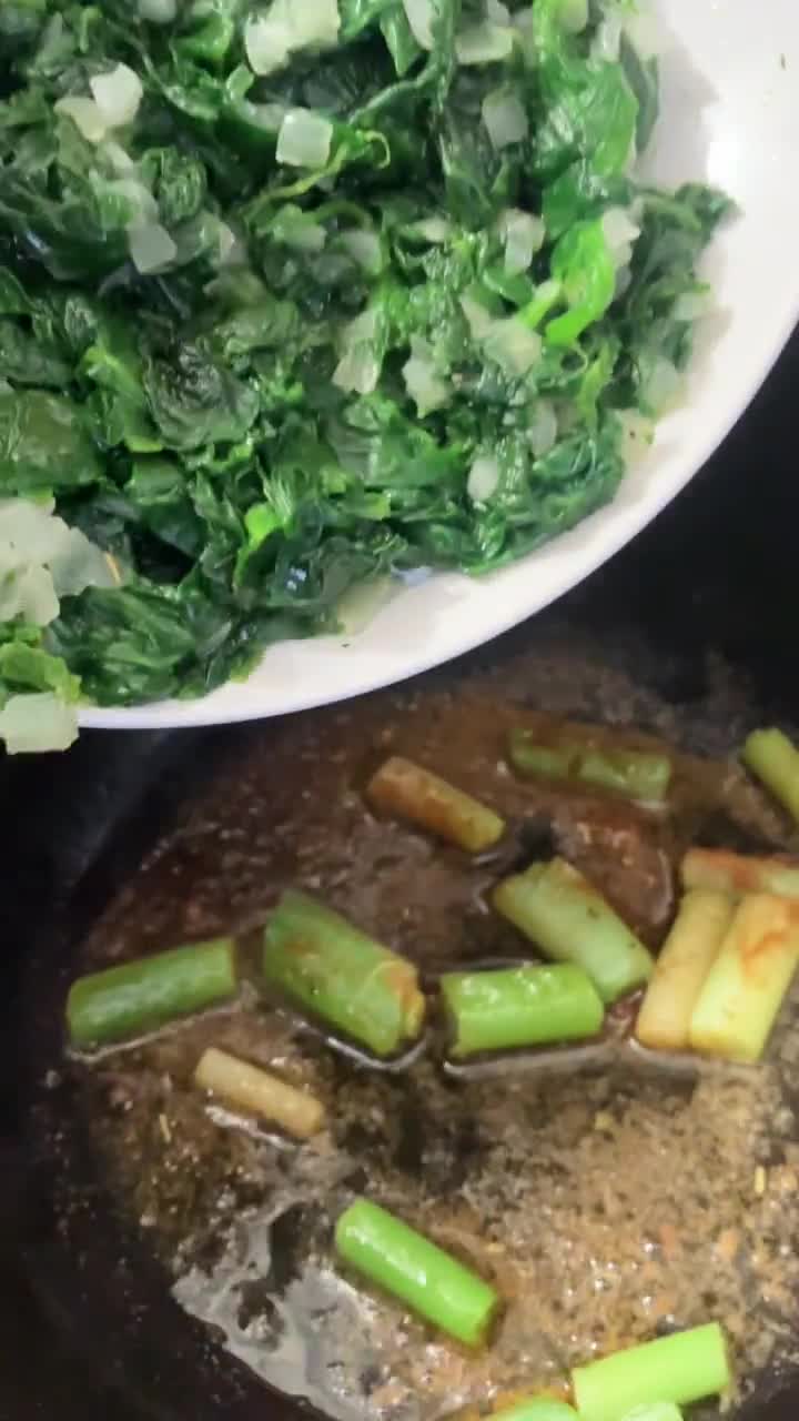 Foto del paso 5 de la receta: Potaje de garbanzos con embutido valenciano, cebolla y espinacas