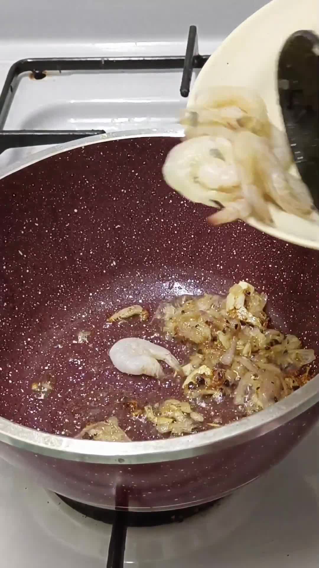Gambar langkah 2 resipi Labu Air Tumis Udang.
