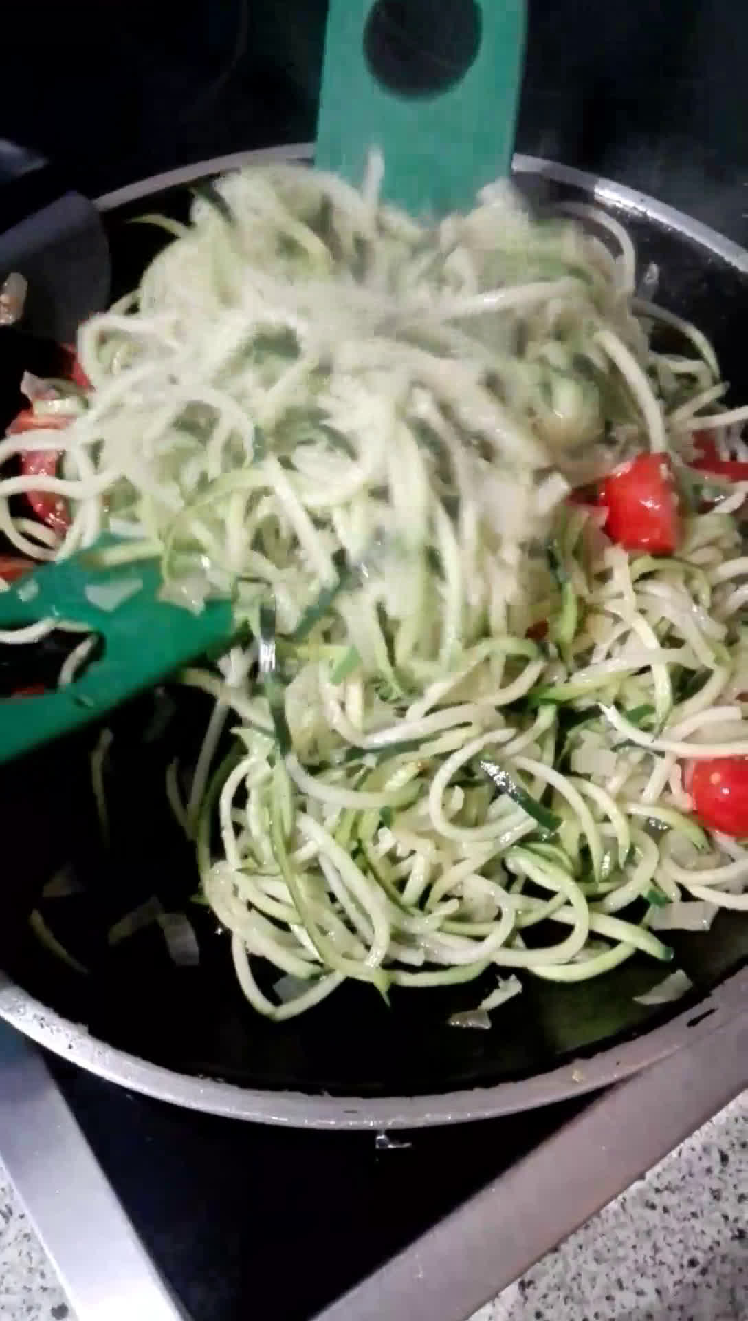 Foto del paso 3 de la receta: Espaguetis de calabacín salteados con pesto de aguacate