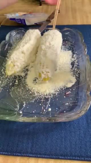 Foto del paso 4 de la receta: Elotes con Queso y Crema #lacoinadeconsuelo #saboraMexico