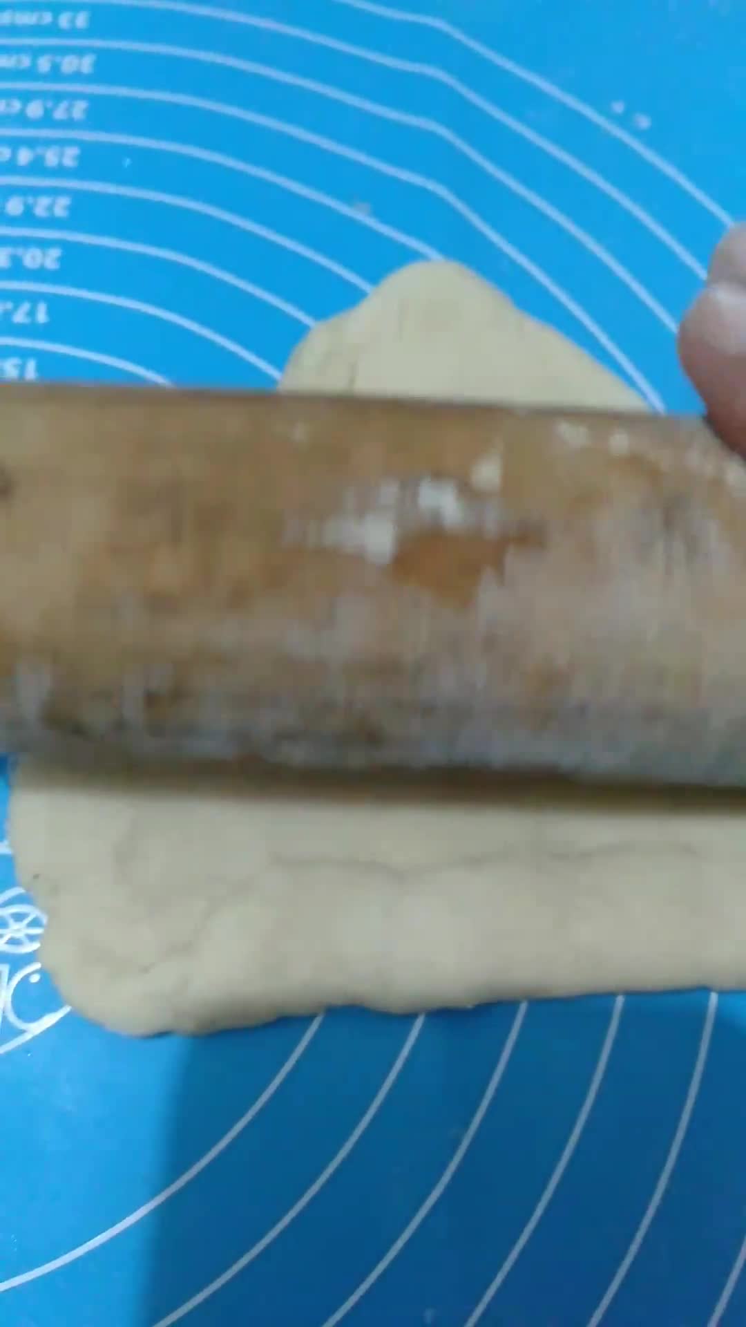 Foto langkah ke 5 dari resep Garlic Butter Naan.