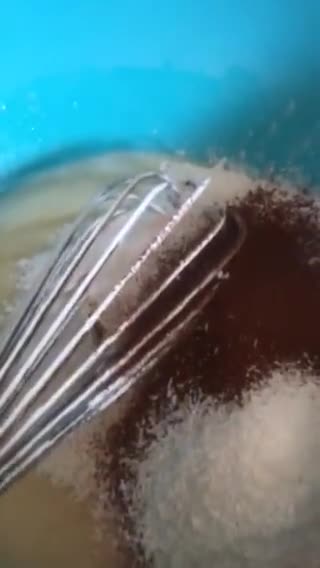 صورة لخطوة 2 من وصفة كيكة الشوكولاطة في المقلاة 🍰🍫