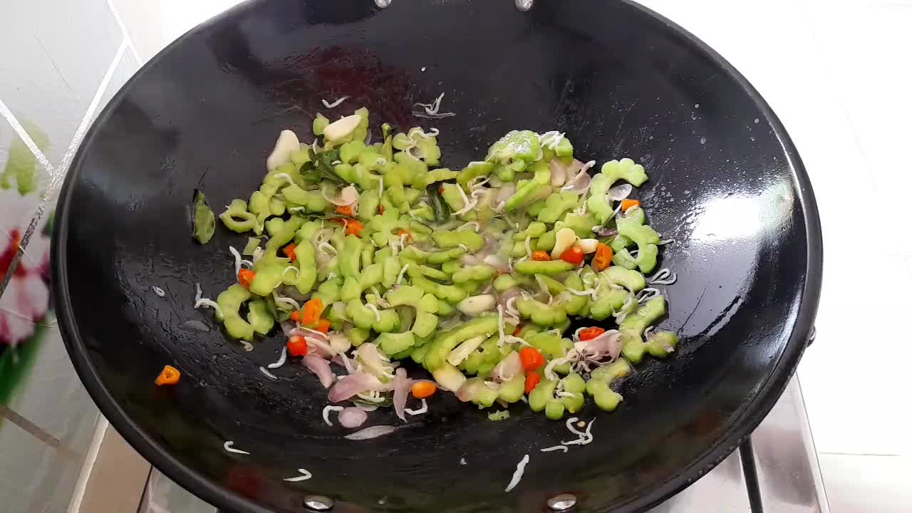 Foto langkah ke 8 dari resep Tumis Pare Petai dan Teri.