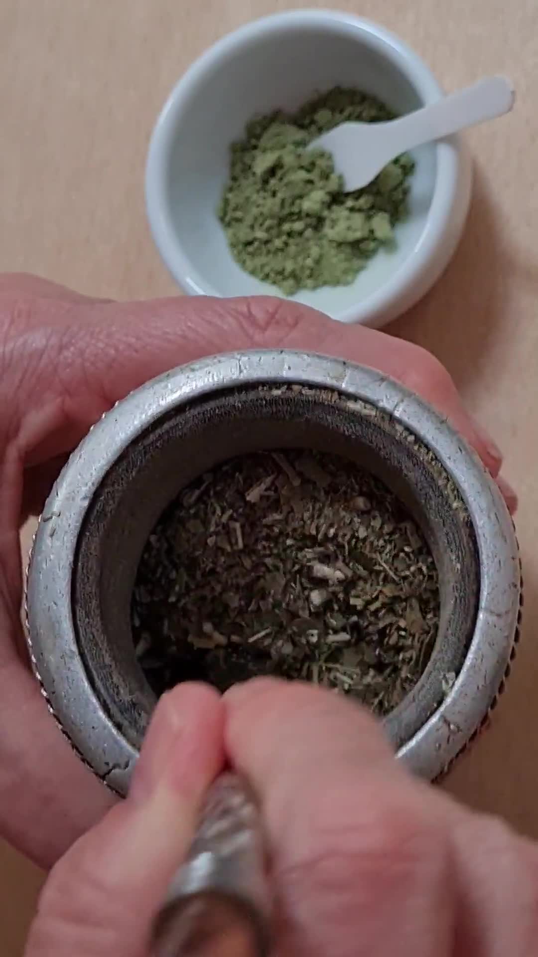 Foto del paso 1 de la receta: MatchaMate 🧉 Mate amargo con té matcha 🍵 uniendo tradiciones 🇦🇷 🇯🇵