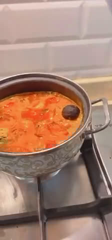 صورة لخطوة 2 من وصفة كبسة السمك بالطماطم