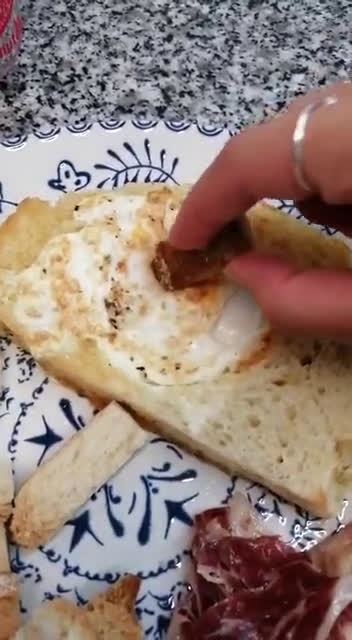 Foto del paso 5 de la receta: Tostada frita con huevo