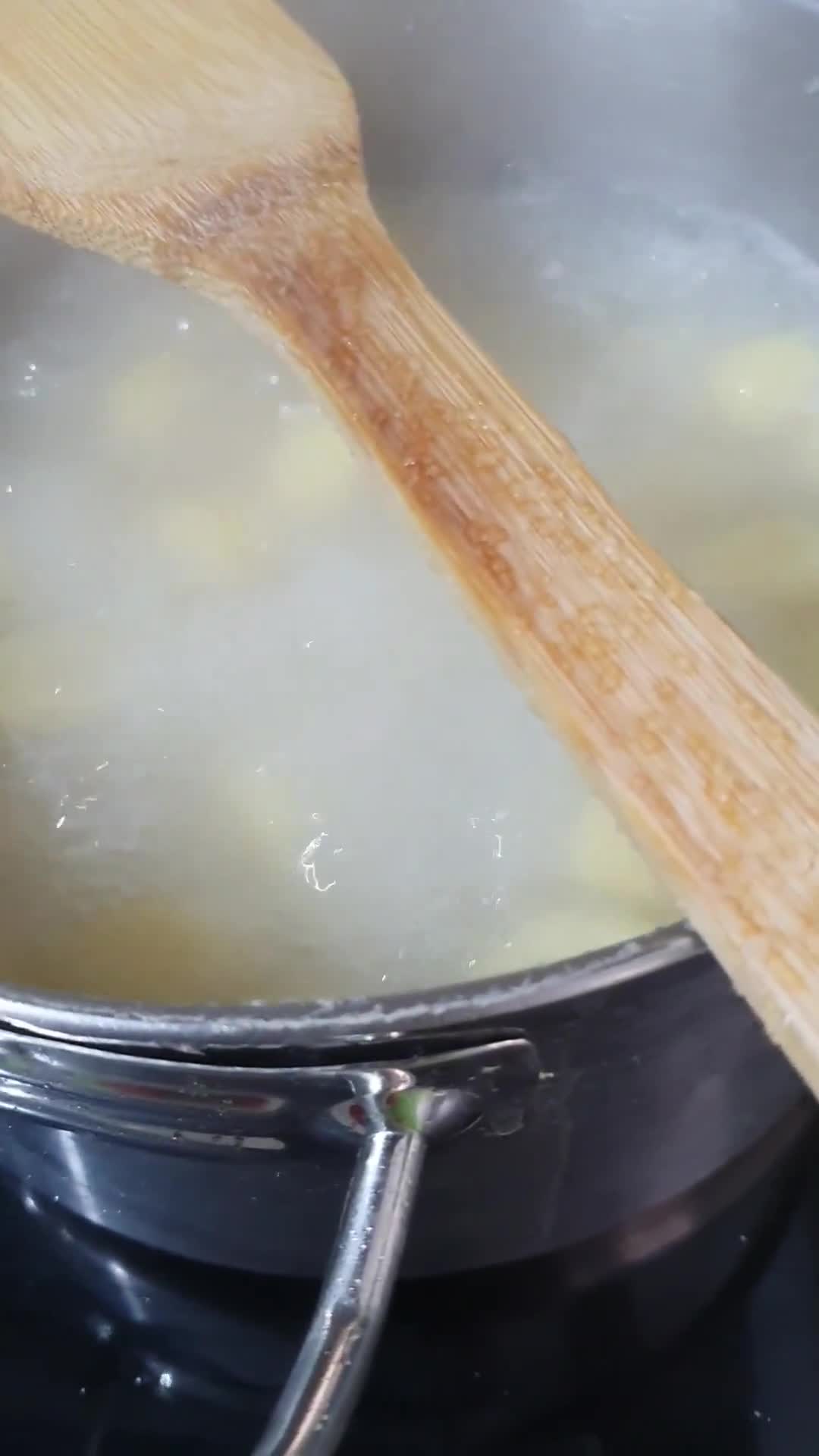 Foto del paso 3 de la receta: Ñoquis al pesto rojo con pechuga de pollo marinada en salsa de champiñones con espinacas