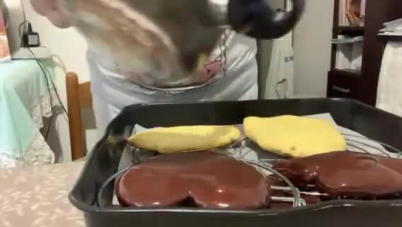 Foto del passaggio 5 della ricetta Scarcelle farcite di crema nocciola e pasta reale ricoperte con ganasche al cioccolato