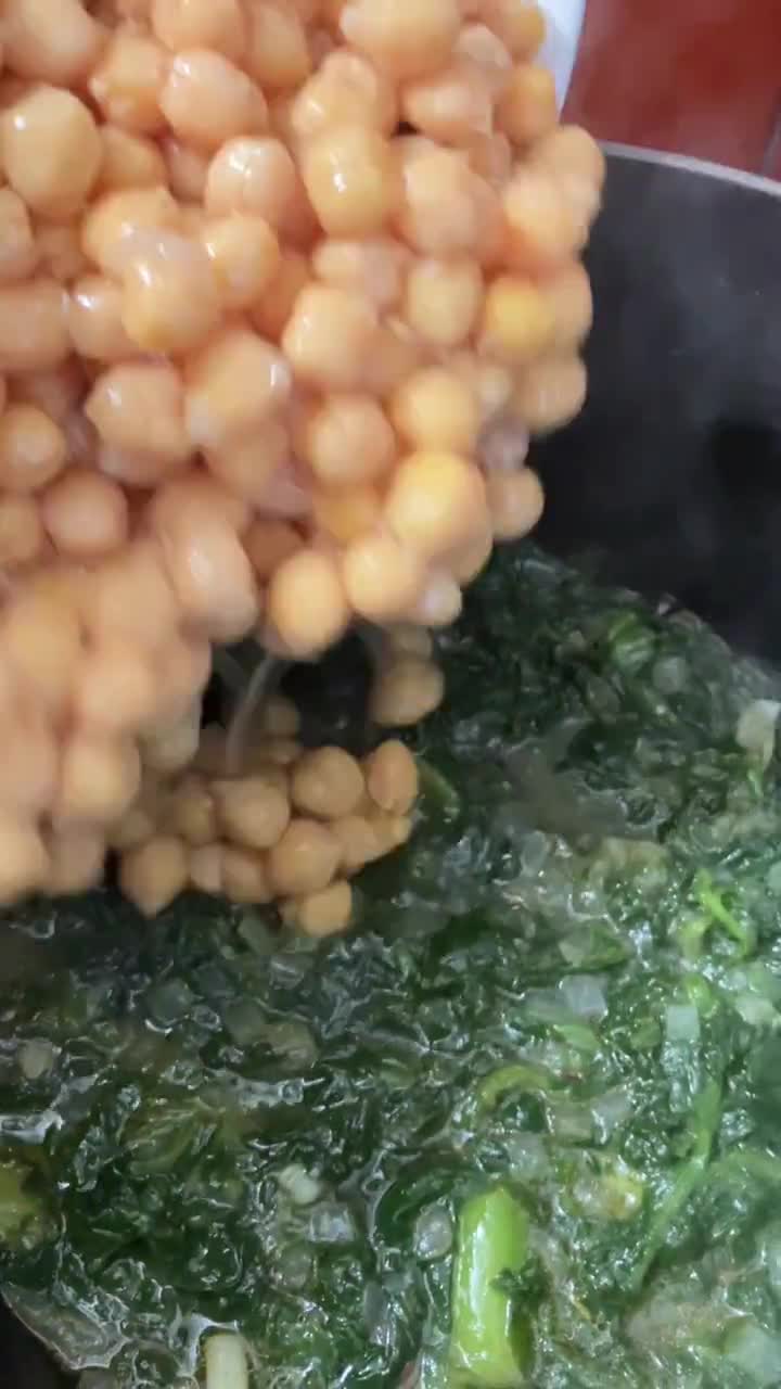 Foto del paso 8 de la receta: Potaje de garbanzos con embutido valenciano, cebolla y espinacas
