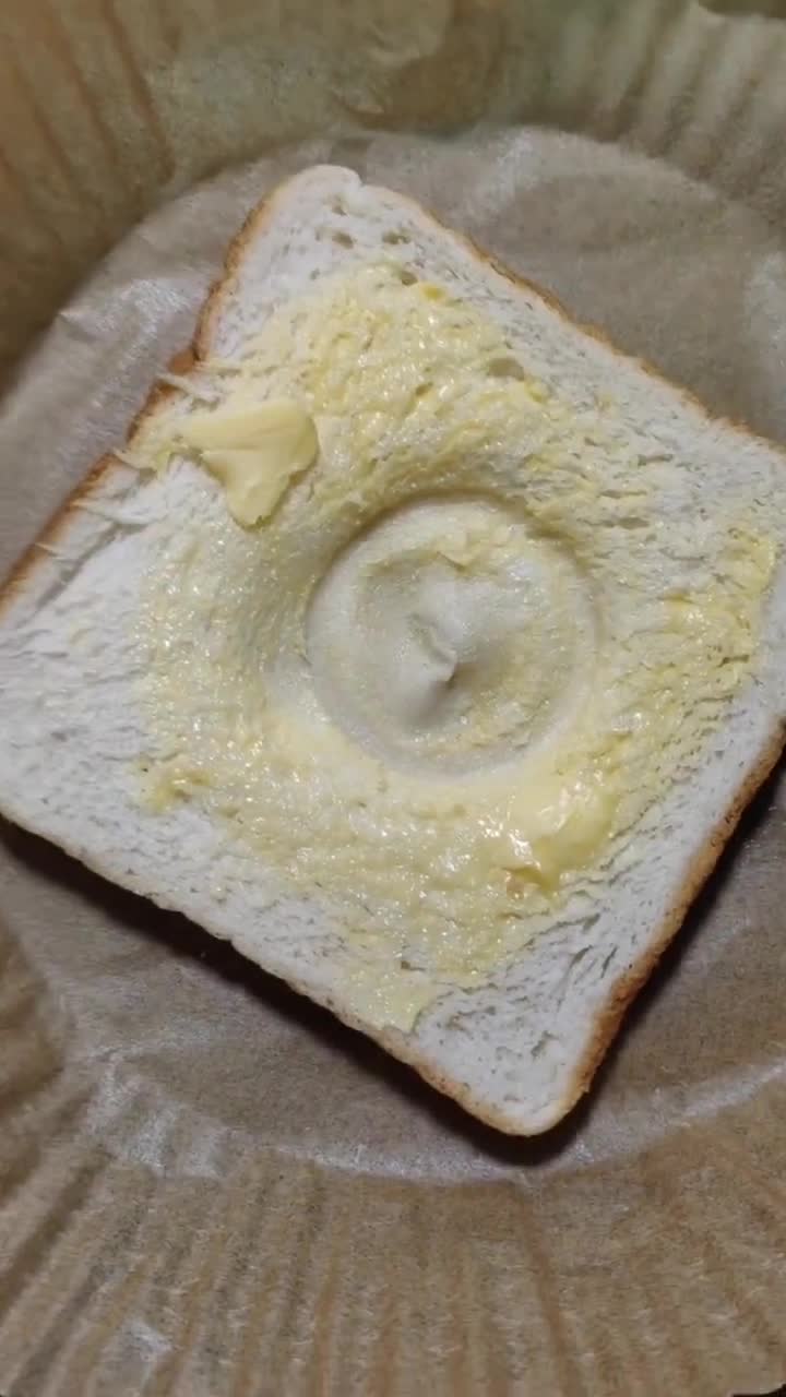 Gambar langkah 2 resipi Roti Bakar Telur Simple.