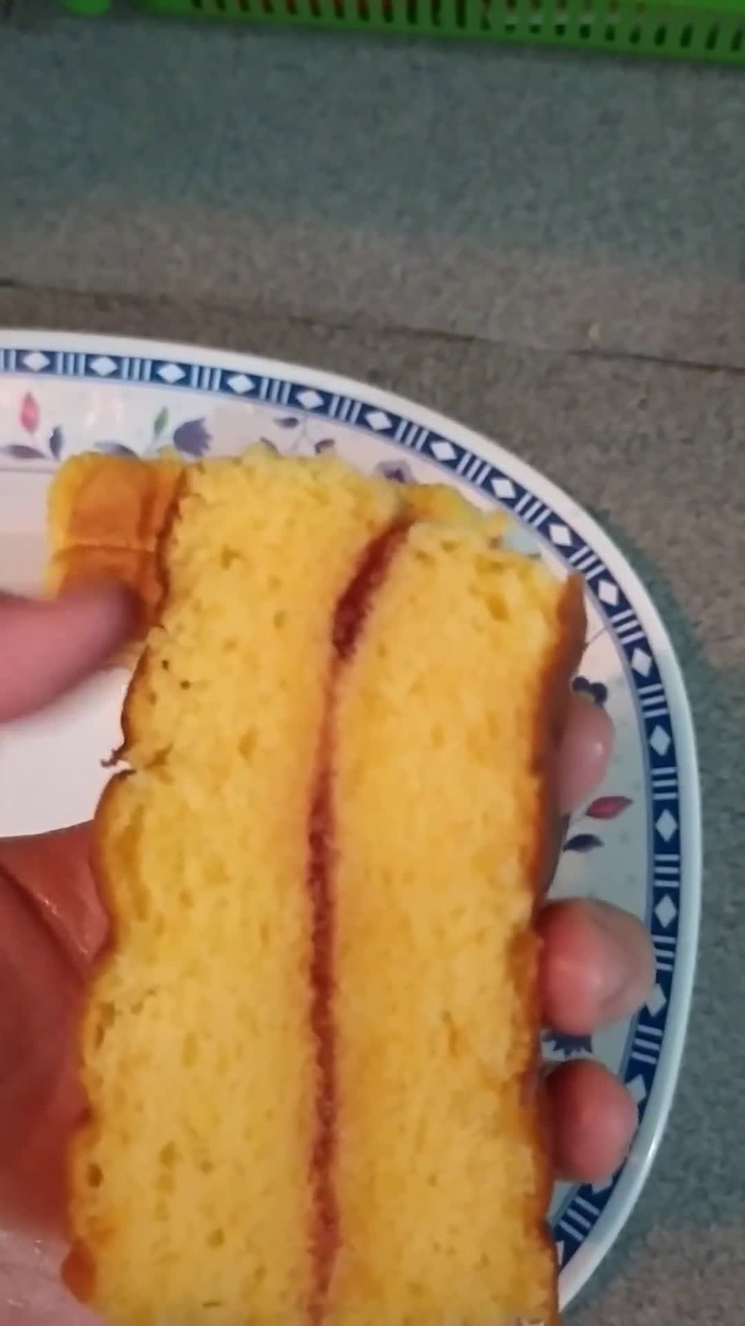 Foto langkah ke 10 dari resep Bolu strawbery jam.