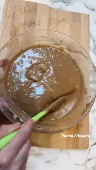 صورة لخطوة 2 من وصفة كيكة الشكولاته بصوص الشكولاته الغني