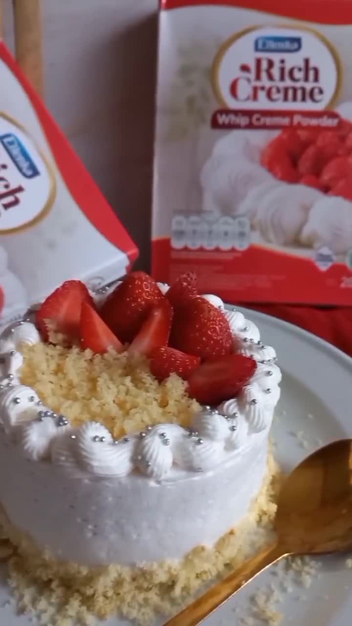 Foto langkah ke 4 dari resep Strawberry Mini Cake.
