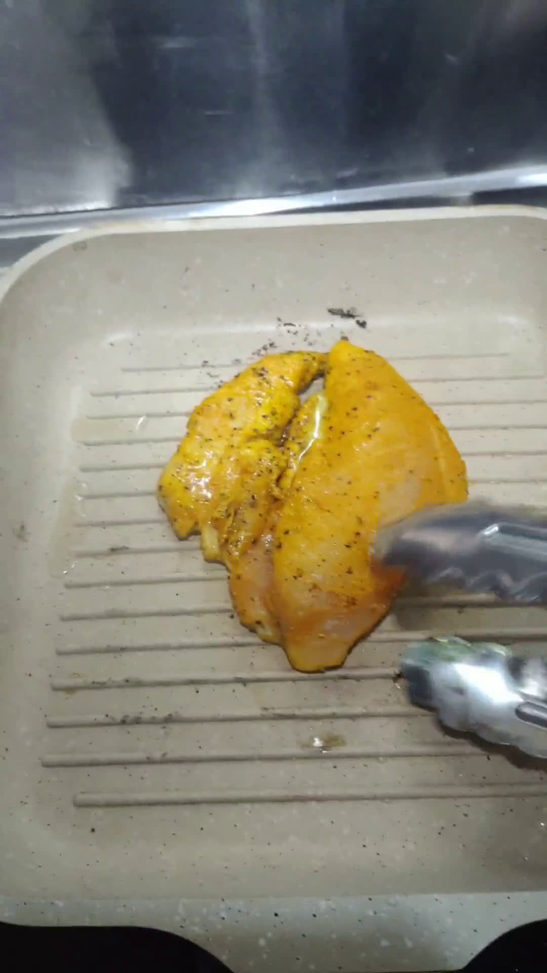 Gambar langkah 2 resipi Ayam Bakar Kunyit dan Black Pepper.