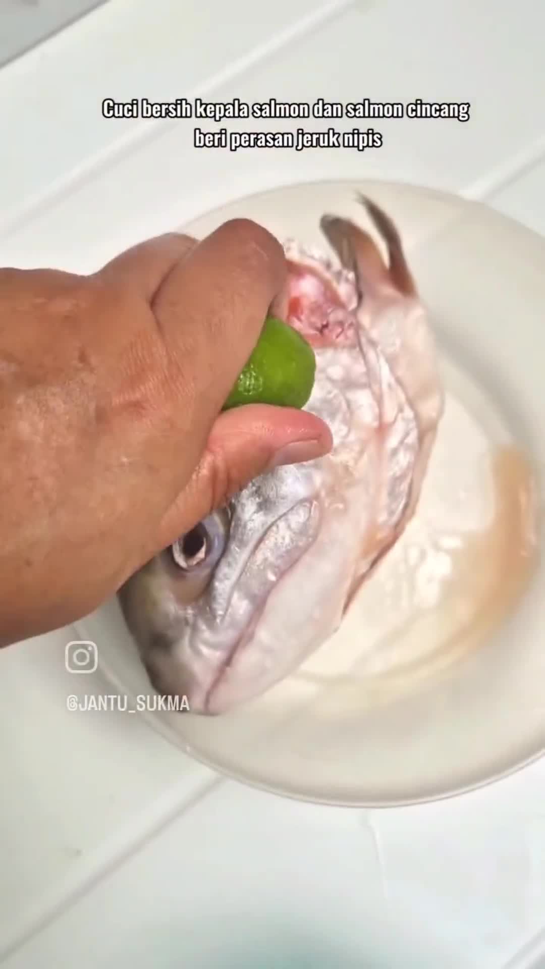 Foto langkah ke 1 dari resep Sup Miso Kepala Salmon.