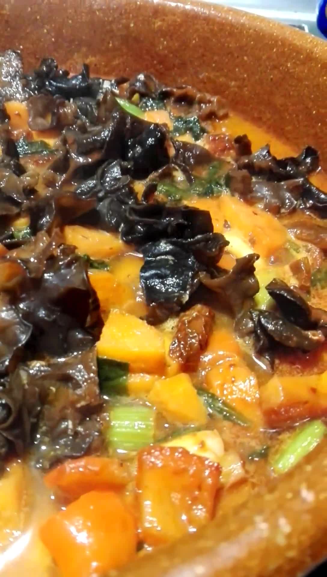 Foto del paso 4 de la receta: Potaje exprés de marisco y setas chinas