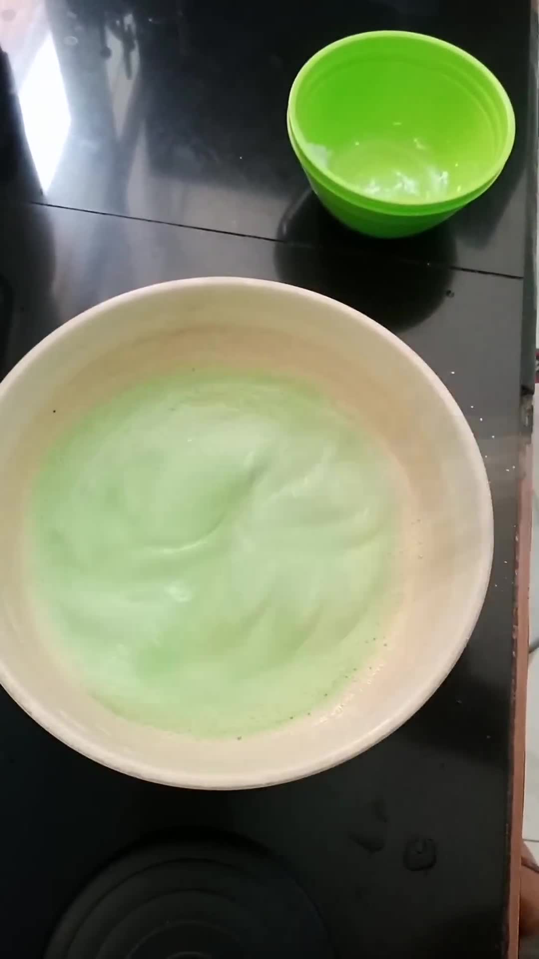 Foto langkah ke 3 dari resep Yogurt Cake Pandan.