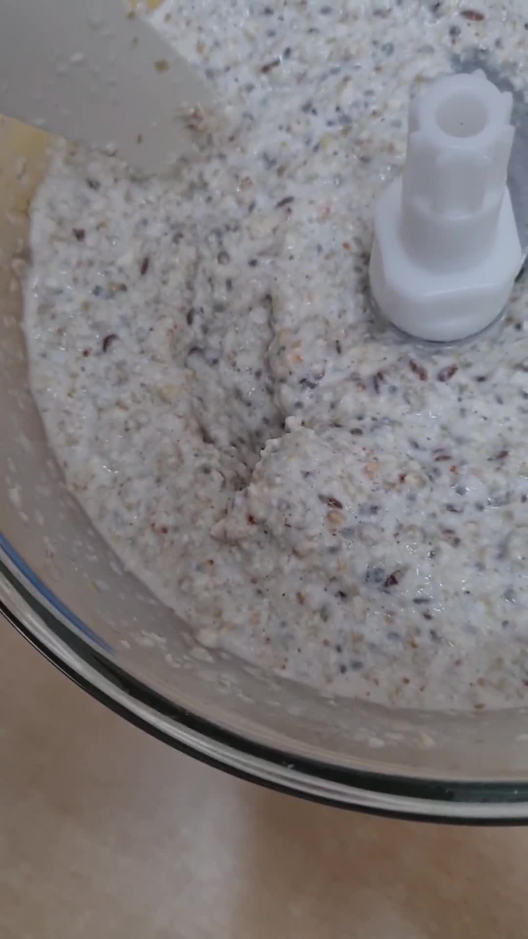 Foto del paso 2 de la receta: Pan de semillas, sin harina, sin levadura, sin amasado, sin gluten, larga fermentación 🥰