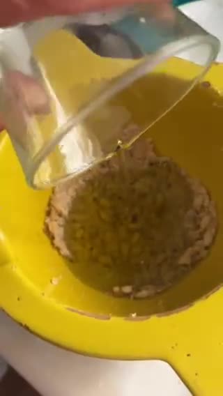 Foto del paso 4 de la receta: Pesto de albahaca y piñones, en el mortero