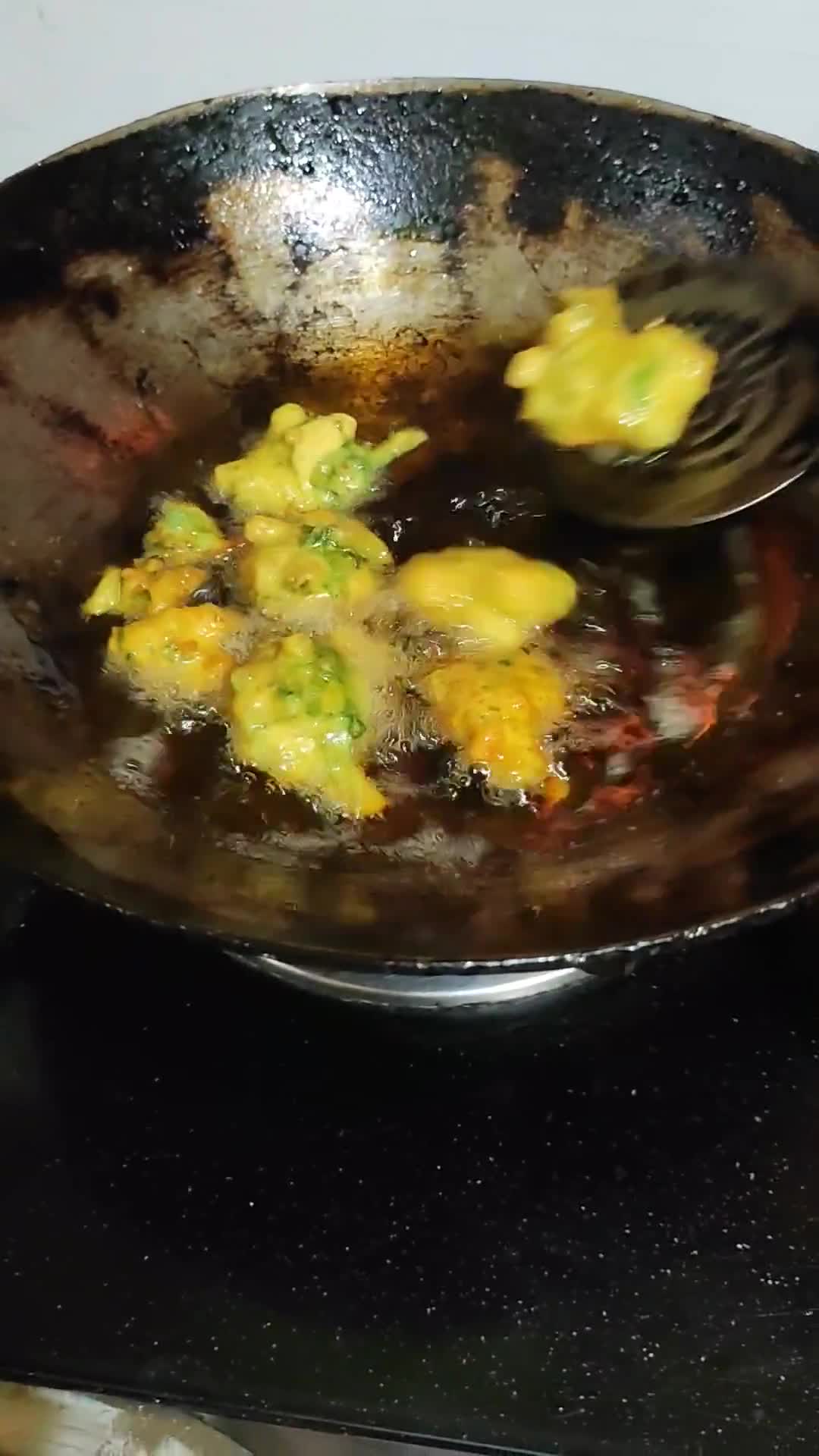 पालक आलू पकौड़ा कढ़ी (Palak aloo pakoda kadhi recipe in Hindi) रेसिपी चरण 4 फोटो