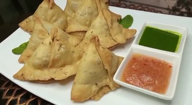 A picture of step 14 of Aloo Ke samosay.