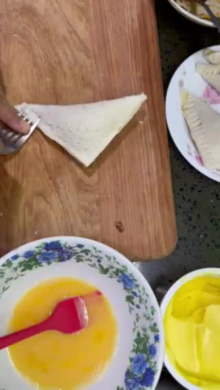 Gambar langkah 4 resipi Roti Sardin Goreng Bread Crumbs.