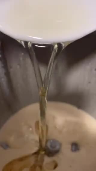 Foto del paso 9 de la receta: Bizcocho marmolado: 3-2-1 vasitos de medida, + manzana