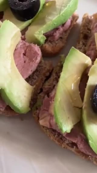 Foto del paso 5 de la receta: Tapita de foie con manzana, y aguacate. Rápido y rico!!