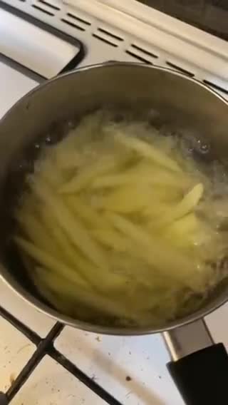 صورة لخطوة 5 من وصفة -بطاطس مقليه لذيذه ومقرمممشه 🍟😋