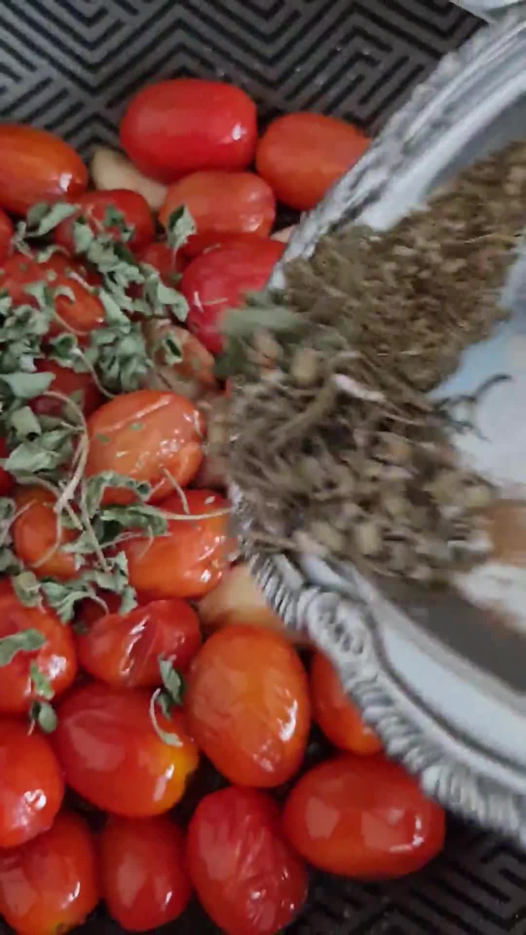 Foto del paso 2 de la receta: Tomates cherry confitados (sin azúcar) con hierbas mediterráneas y Bocconcini