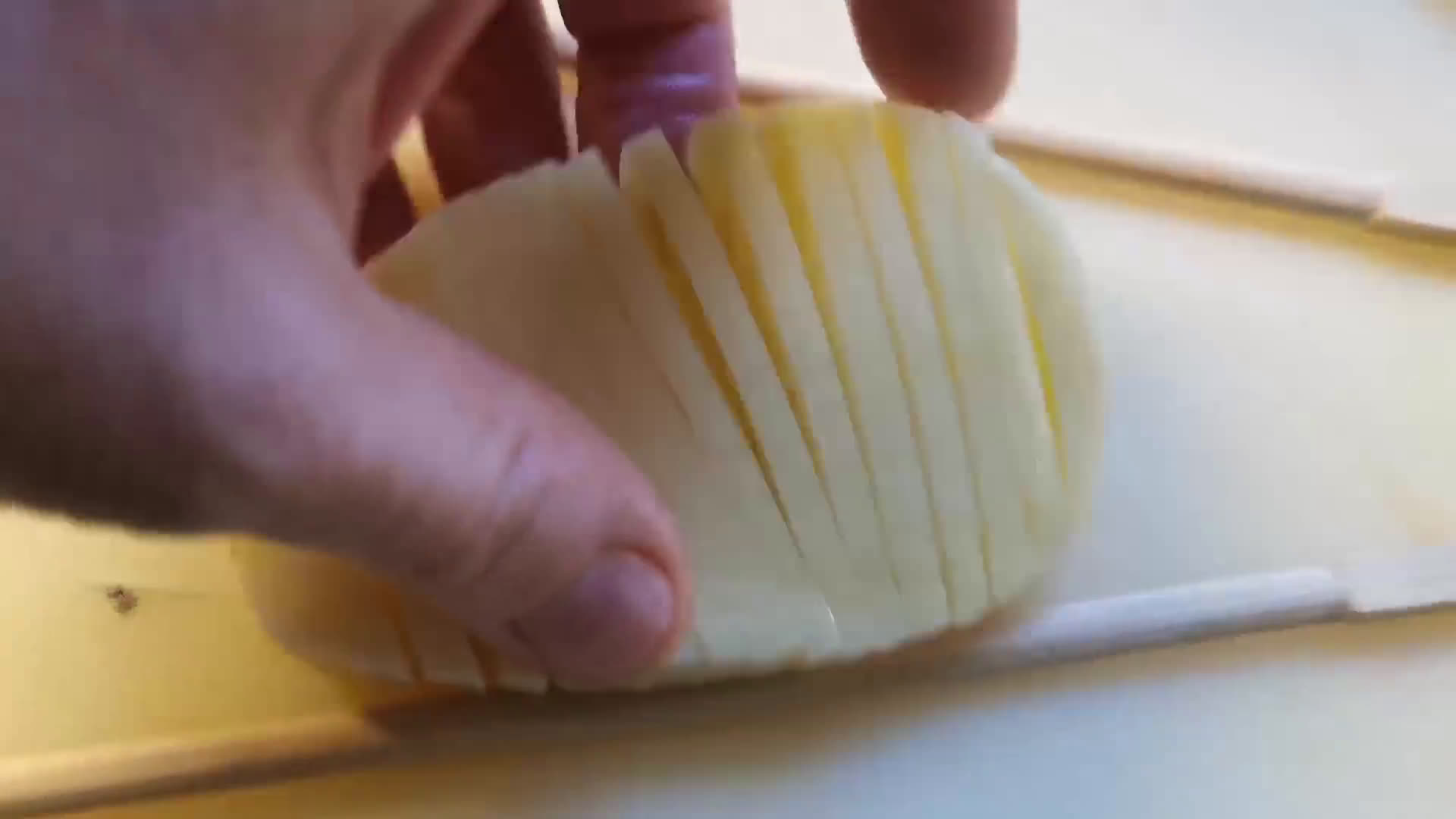 Harmonika / rácsos sült burgonya recept fázis 3 fotója