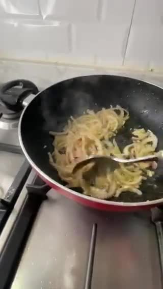 صورة لخطوة 9 من وصفة شرائح لحم البقر المقلي مع البصل والخضار