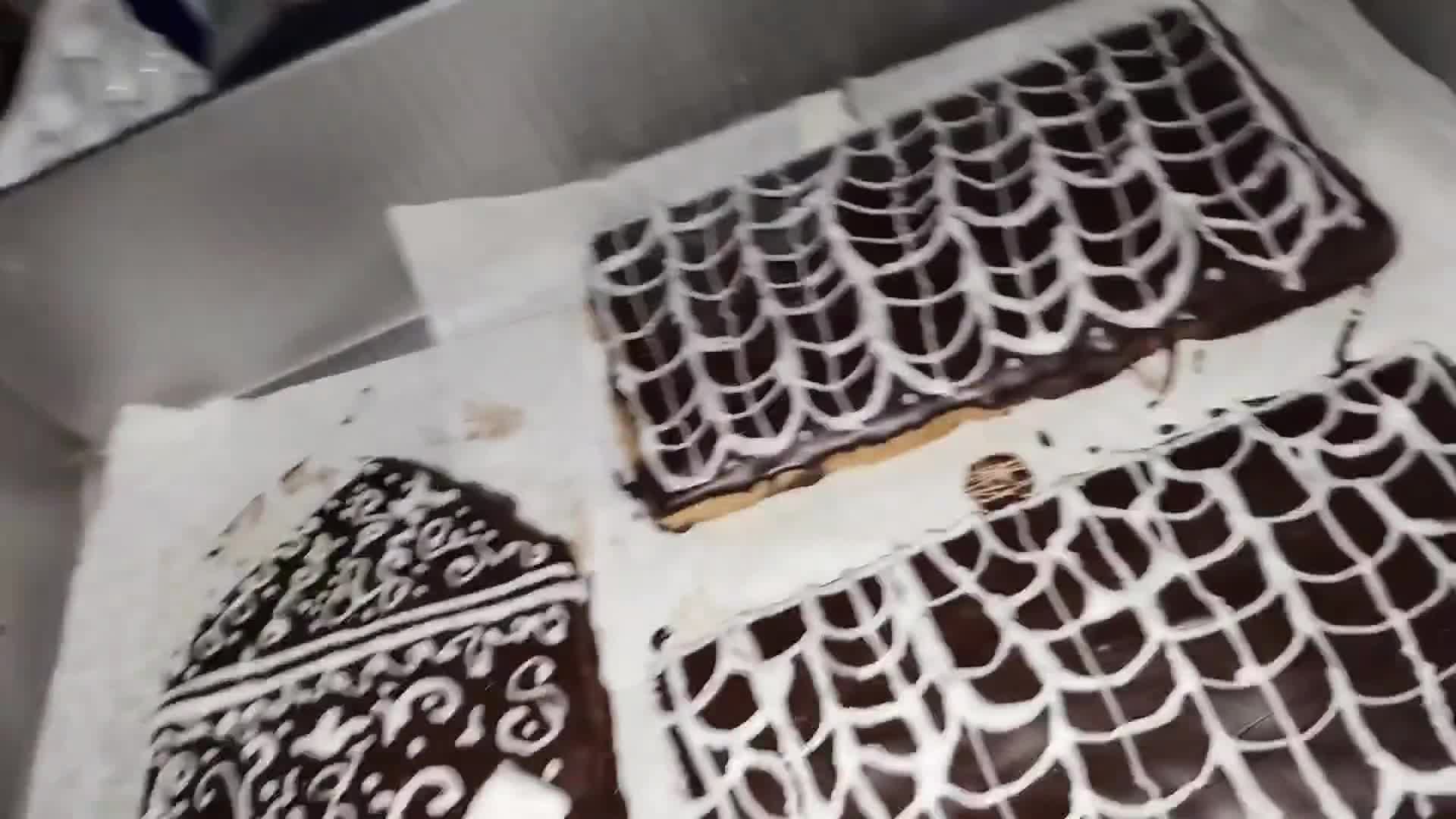 Foto del paso 10 de la receta: Mi casita de jengibre, chocolate y glasé!!🏠🎄🎄🎇