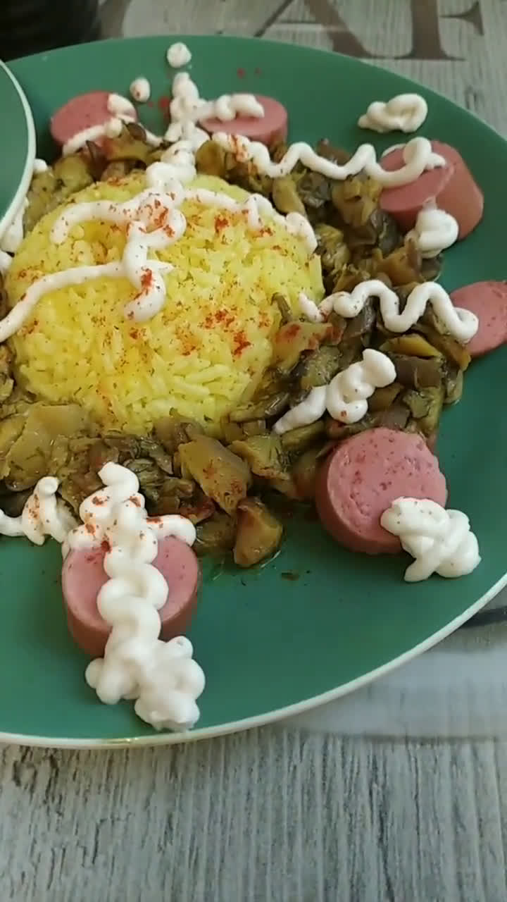 Φωτογραφία βήματος 7 της συνταγής Ρύζι 🍚 με μανιτάρια 🍄 λεμονάτο 🍋 και λουκάνικο 🐔