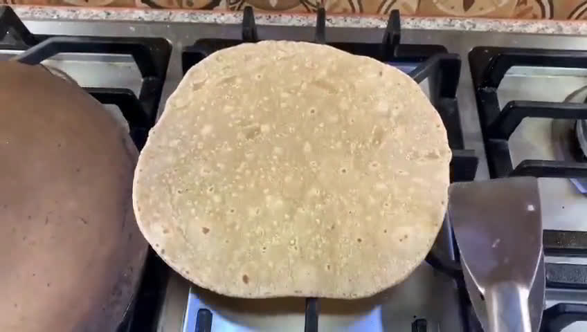 A picture of step 6 of Roti/Phulka.