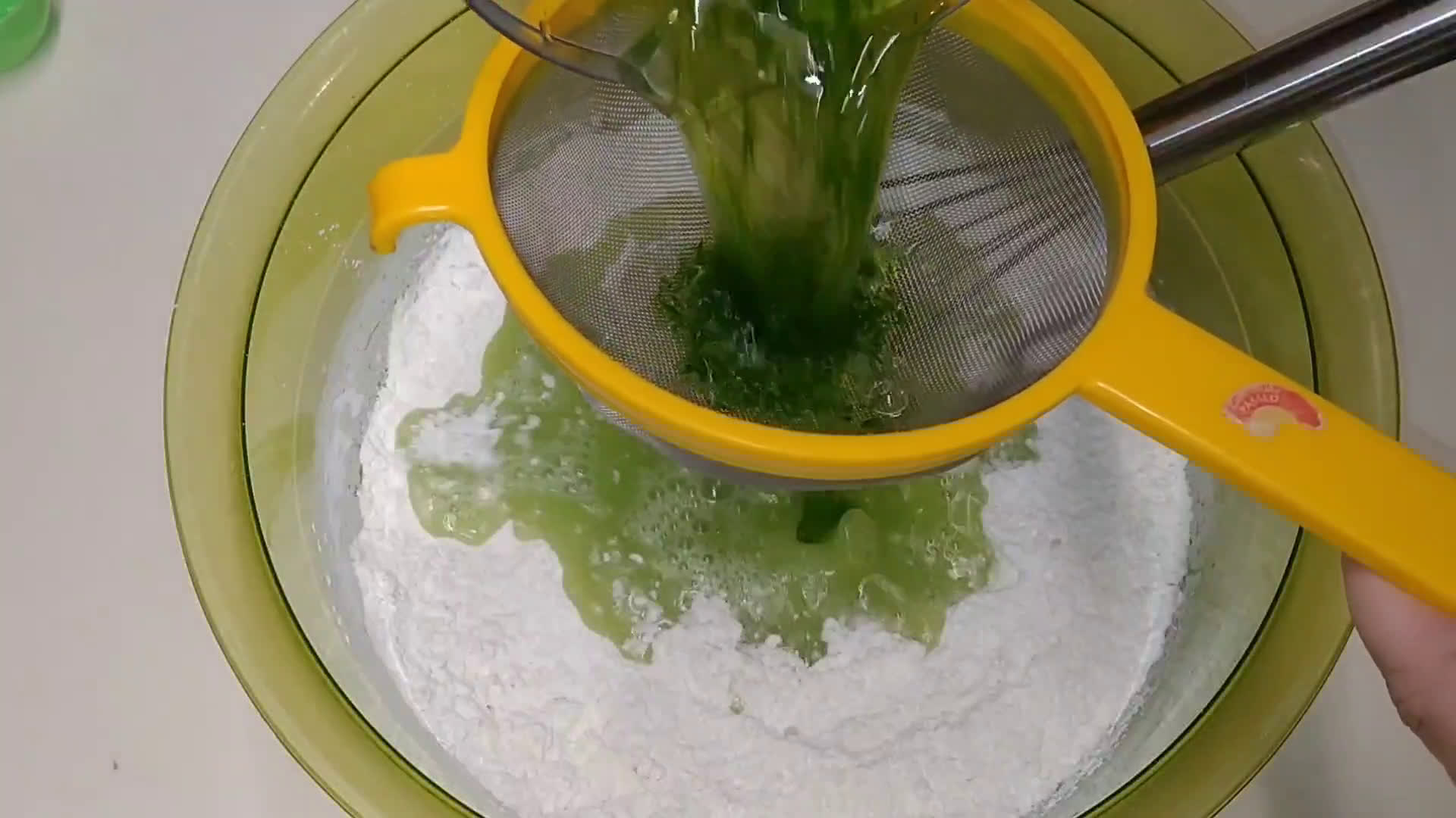 Foto langkah ke 3 dari resep 182. Apem Pandan Kukus.
