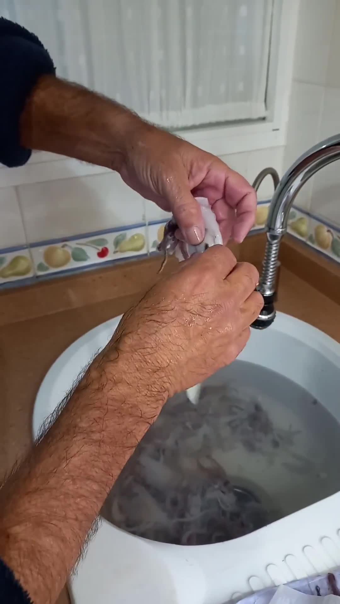 Foto del paso 1 de la receta: Chipirones del cantábrico rellenos en su tinta a la bilbaina