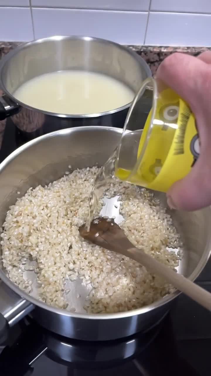 Foto del paso 1 de la receta: Risotto de pera, nueces y torta del casar 🍐 🧀 🍐