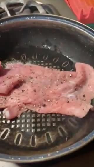 Foto del paso 2 de la receta: Milanesa de puerco 🐷 en salsa roja